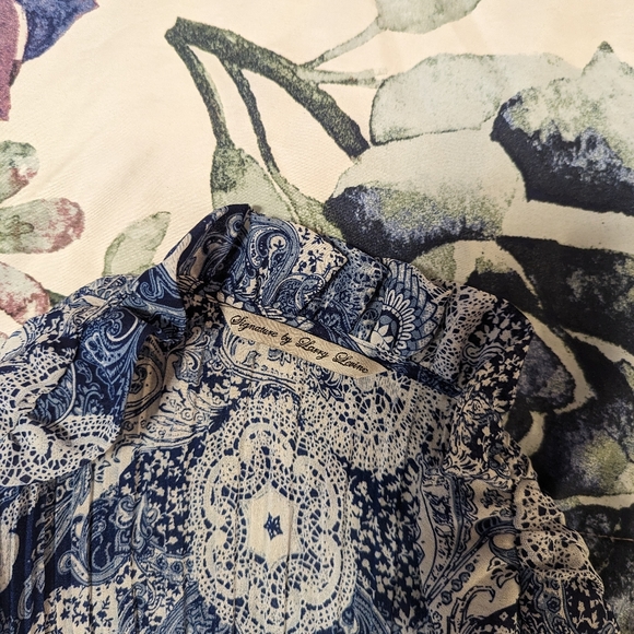 Larry Levine blue and white floral swirl button up - Picture 5 of 9